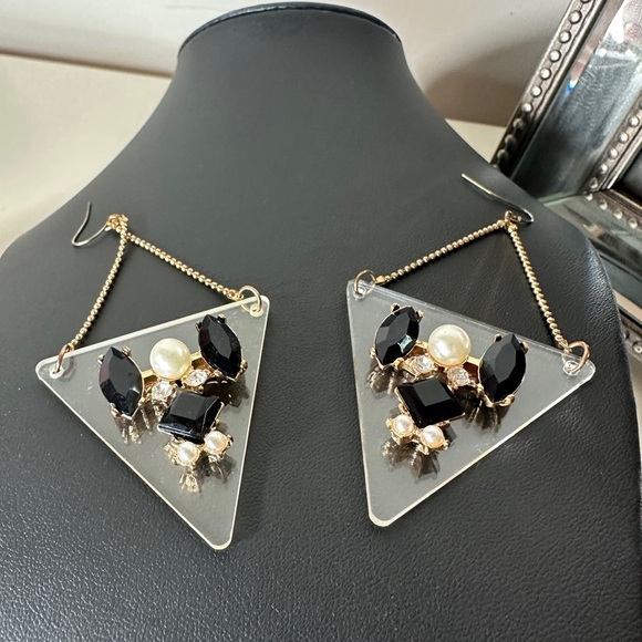 Statement piece Geometric triangle pearl and black gem dangle earrings - Picture 2 of 6